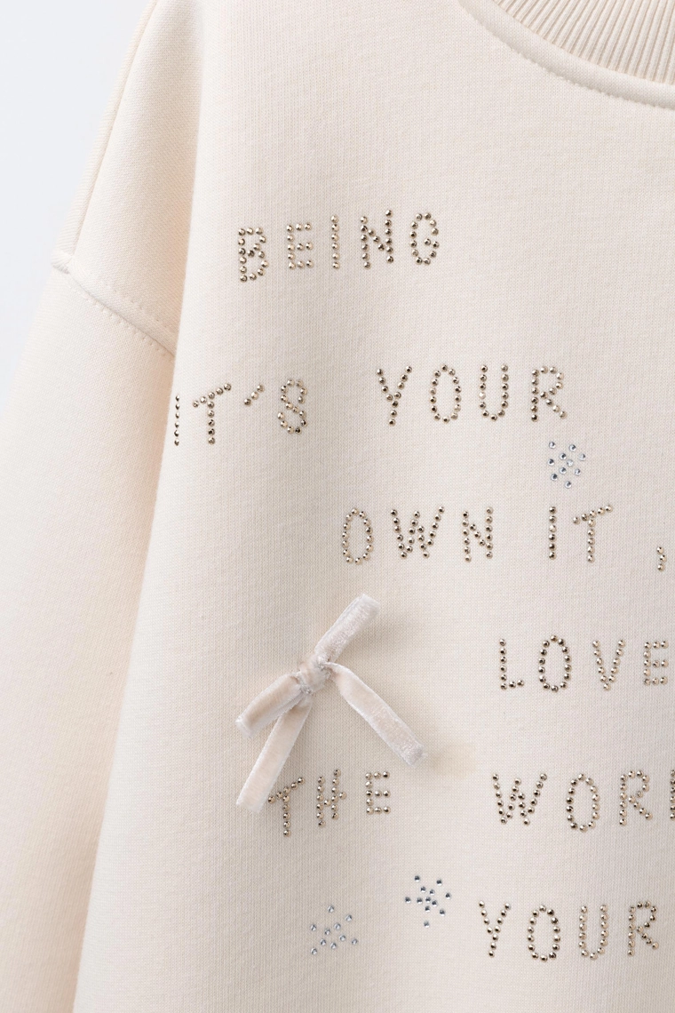 Толстовка с надписью и стразами