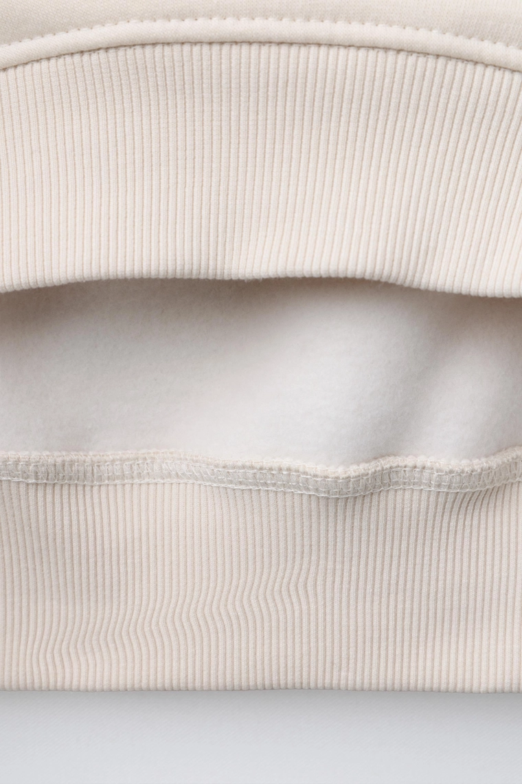 Толстовка с надписью и стразами