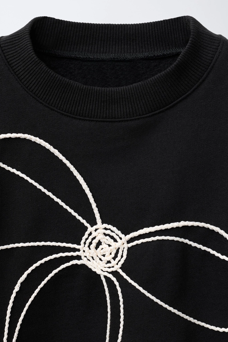 Свитшот с аппликацией в виде банта и шнурком