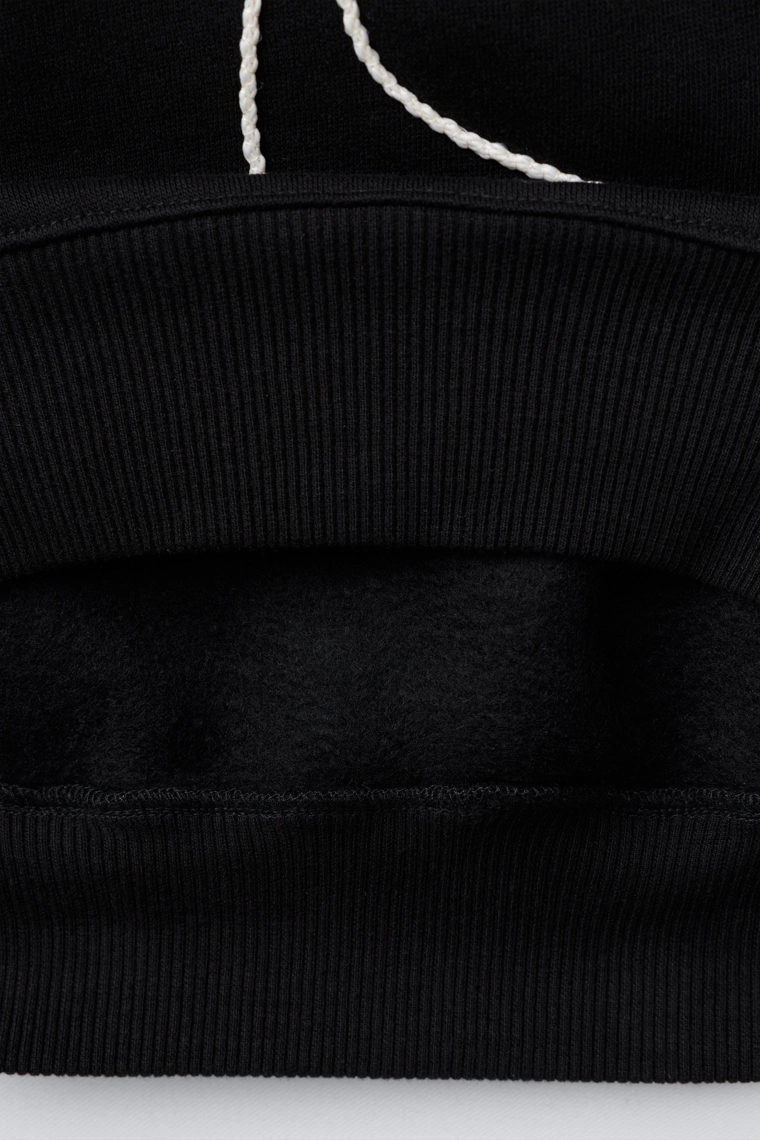 Свитшот с аппликацией в виде банта и шнурком