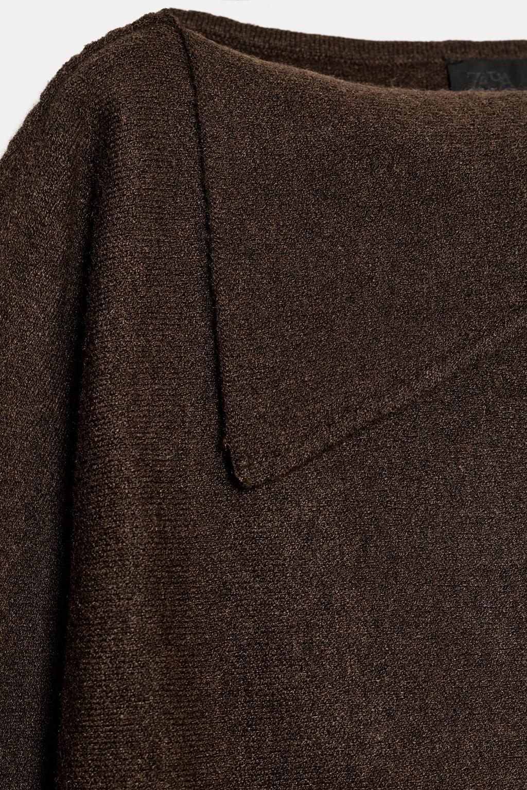 ВЯЗАНЫЙ ДЖЕРСИ С ВОРОТНИКОМ НА ЛАЦКАНАХ