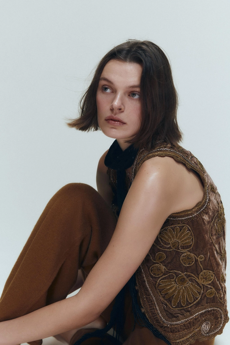 Жилет из бархата с вышивкой бисером, лимитированная серия