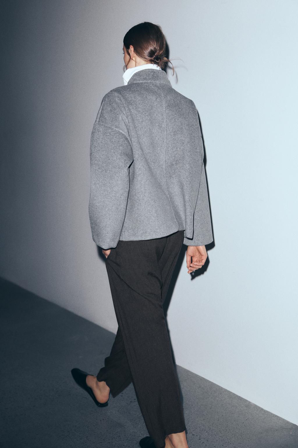 УКОРОЧЕННОЕ ПАЛЬТО ИЗ МЯГКОЙ ТКАНИ С ПУГОВИЦЕЙ