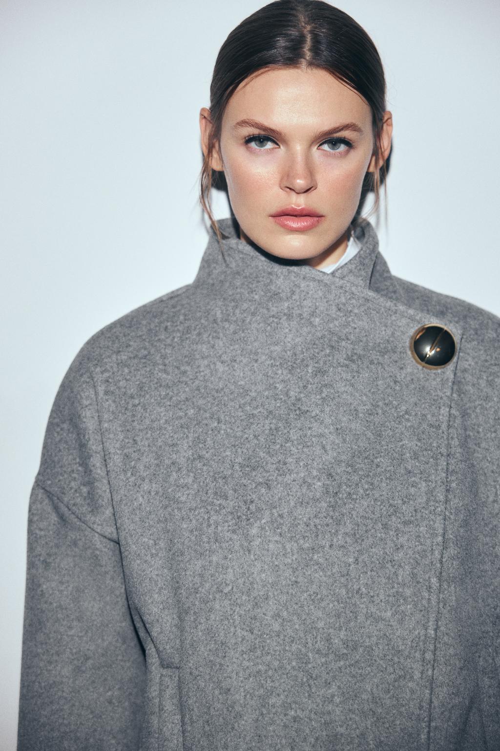 УКОРОЧЕННОЕ ПАЛЬТО ИЗ МЯГКОЙ ТКАНИ С ПУГОВИЦЕЙ