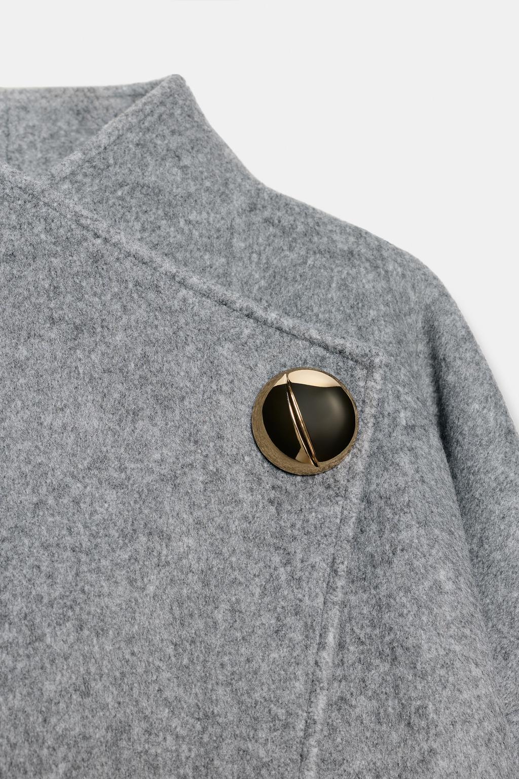 УКОРОЧЕННОЕ ПАЛЬТО ИЗ МЯГКОЙ ТКАНИ С ПУГОВИЦЕЙ