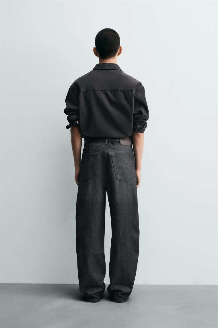 Джинсы свободного покроя с широкими брючинами