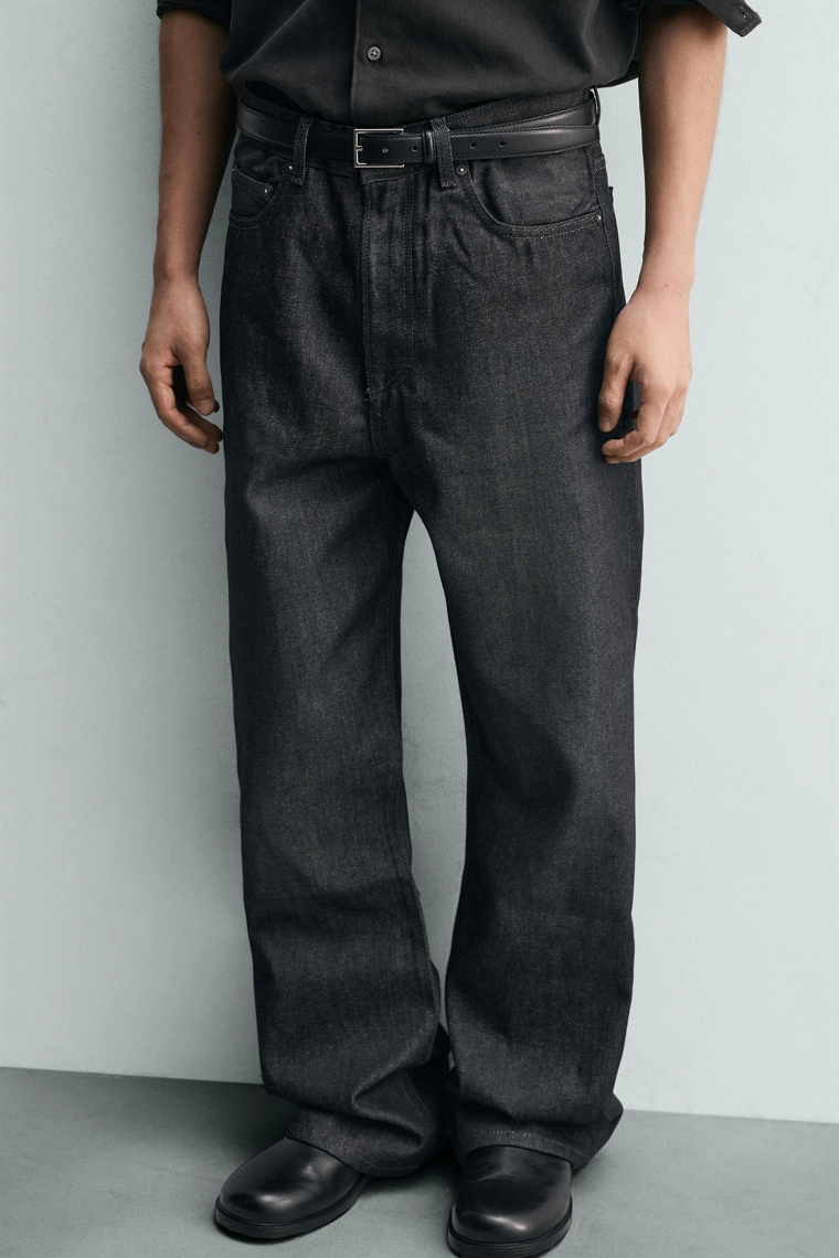 Джинсы свободного покроя с широкими брючинами