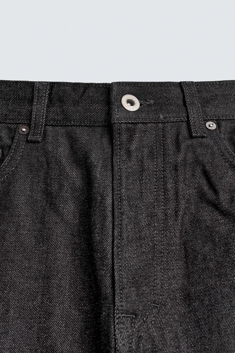 Джинсы свободного покроя с широкими брючинами