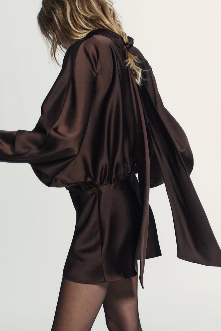 Короткое платье из атласа с платком