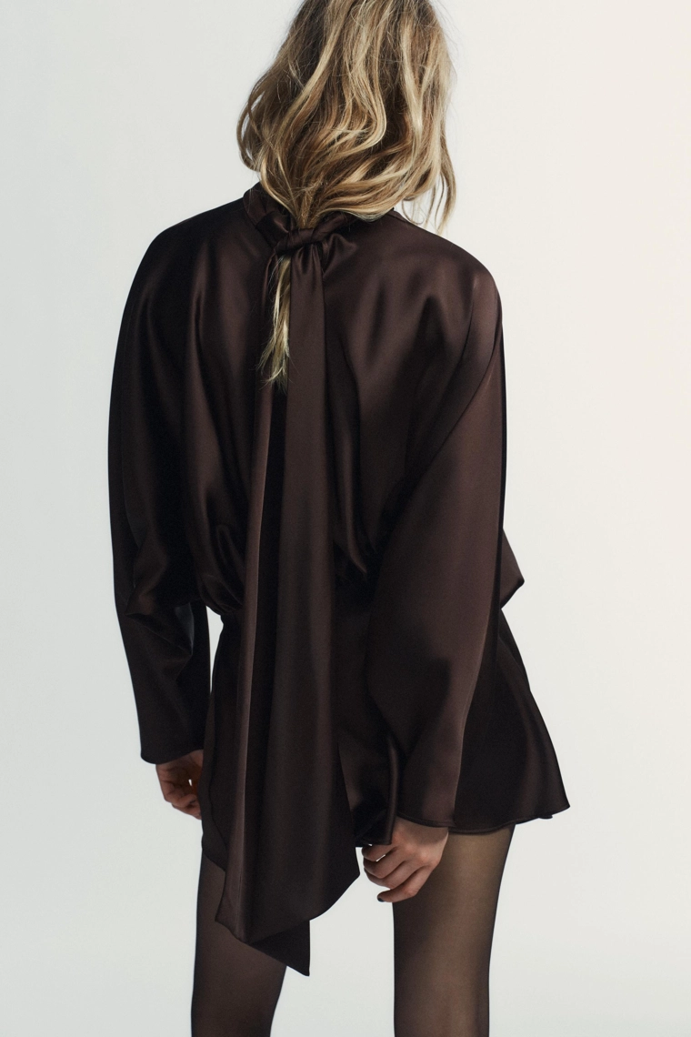 Короткое платье из атласа с платком