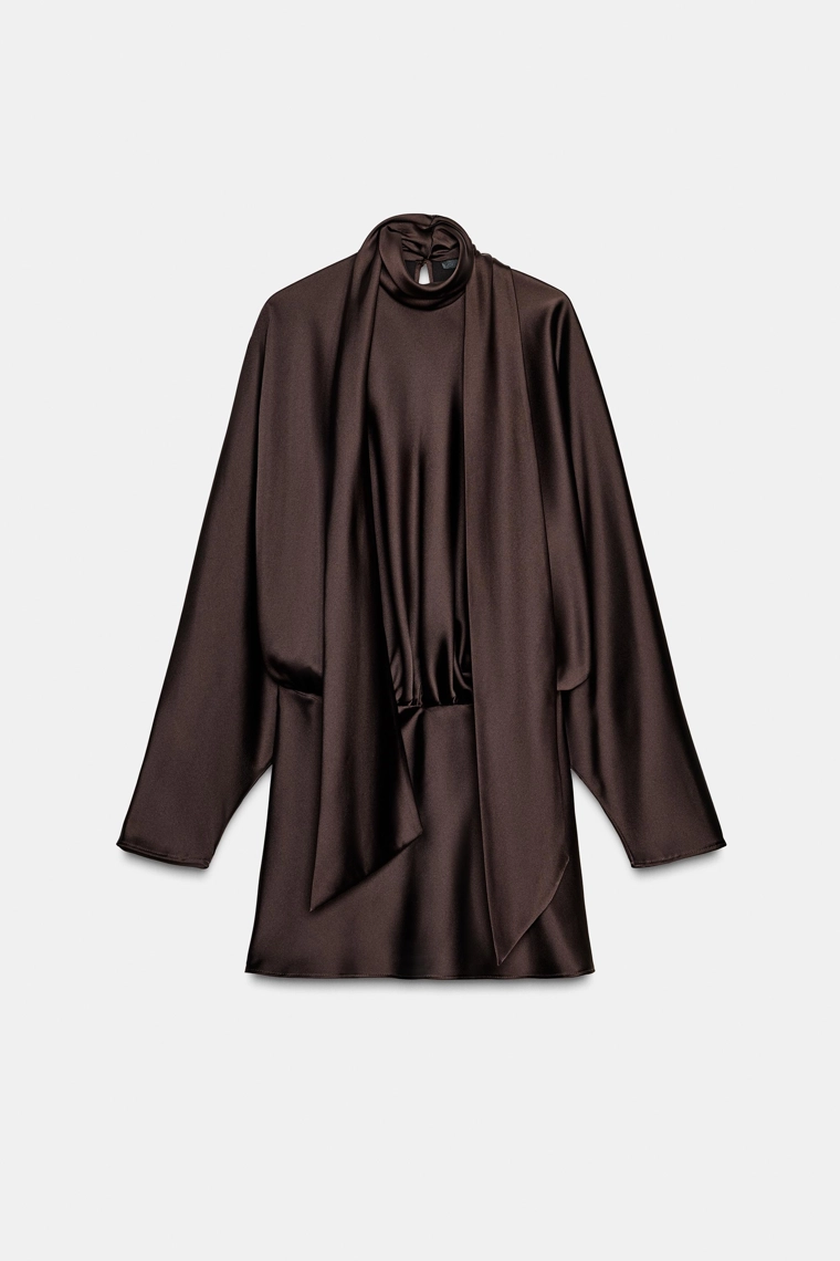 Короткое платье из атласа с платком