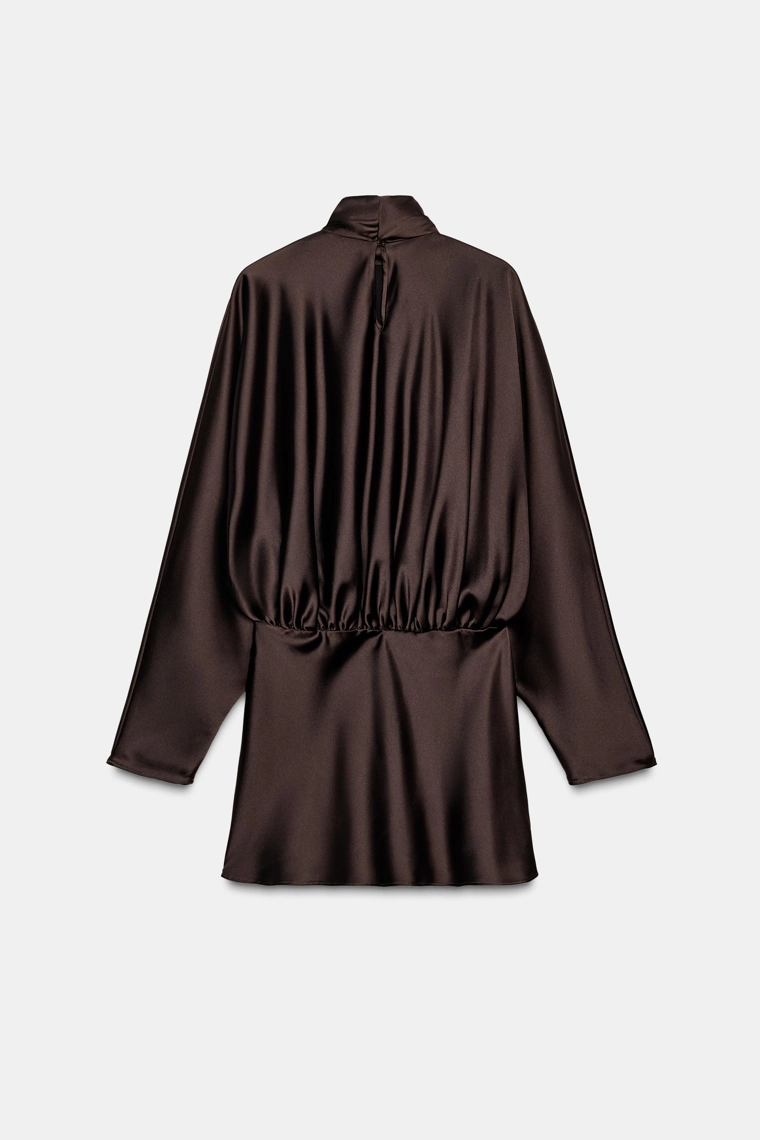 Короткое платье из атласа с платком