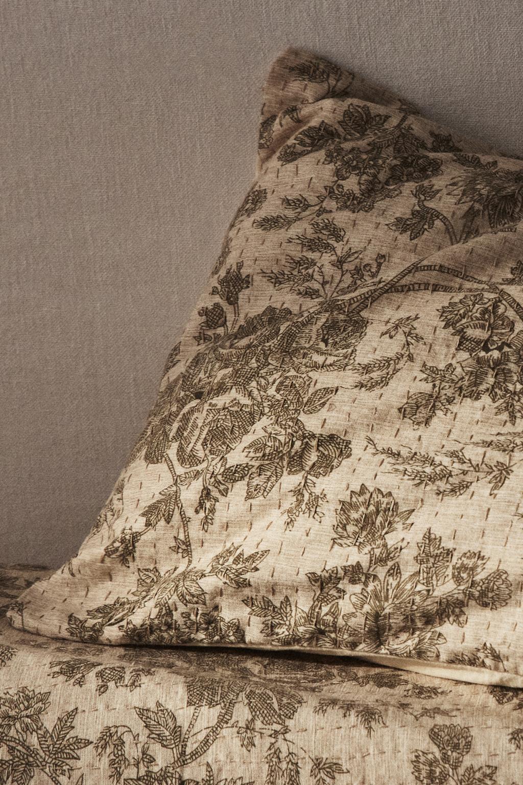 Обивка подушки из хлопка и льна с цветочным узором