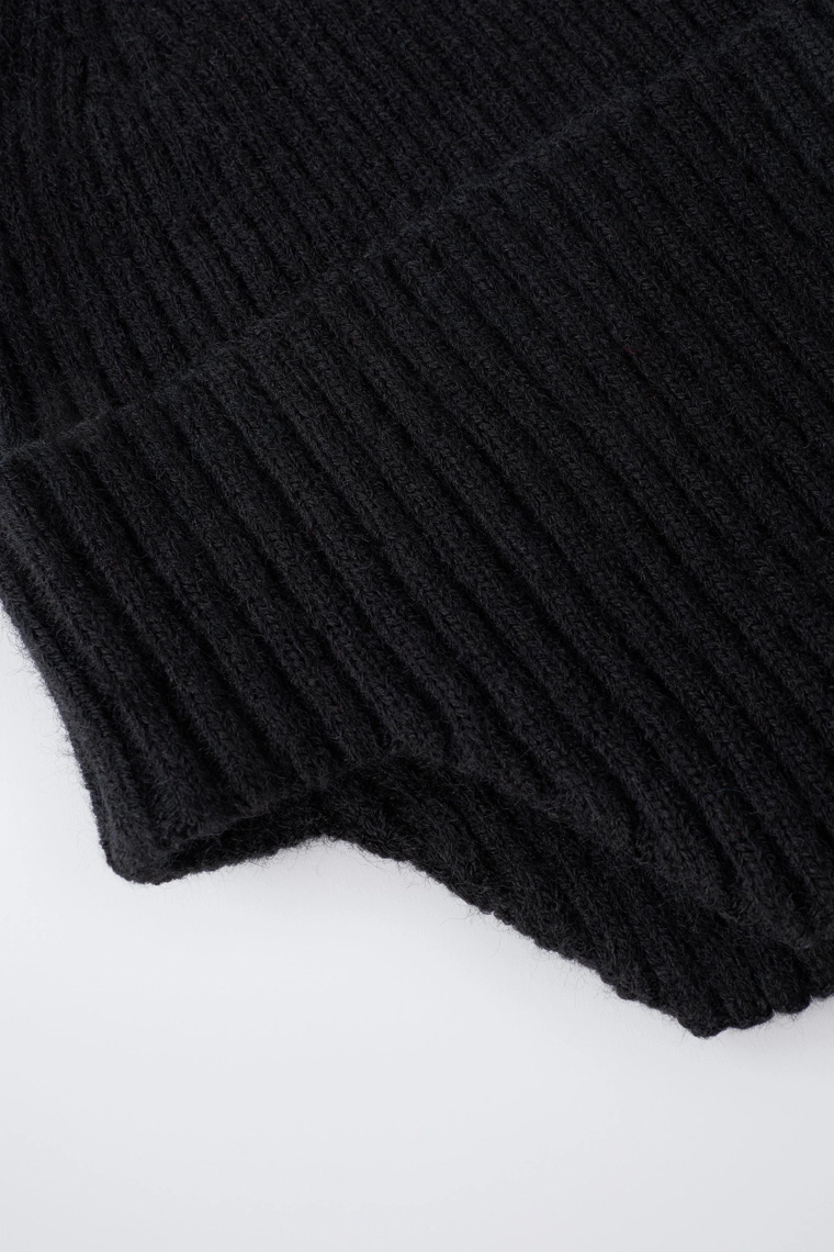 Ребристая шапка с наушниками