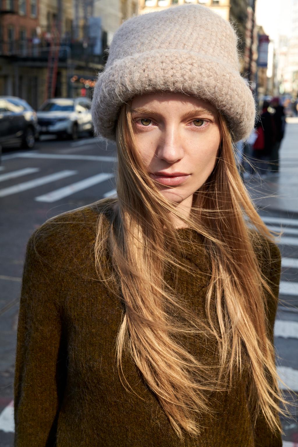 ОБЪЕМНАЯ ШАПКА С ОТВОРОТОМ