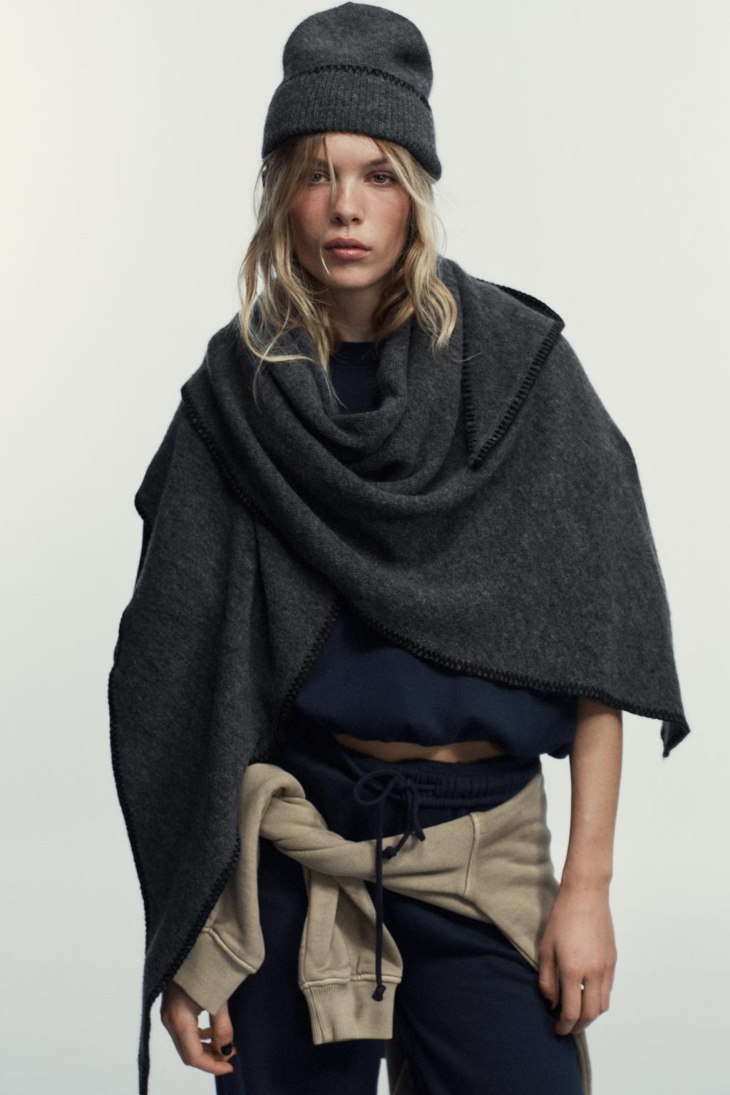 ТРЕУГОЛЬНАЯ БАНДАНА С КОНТРАСТНЫМИ ЭЛЕМЕНТАМИ