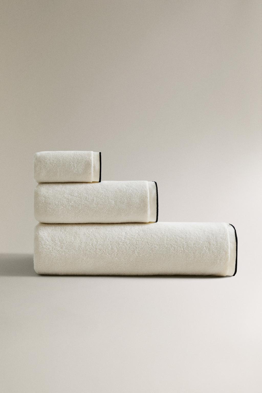 Банные полотенца из велюра с контрастной отделкой