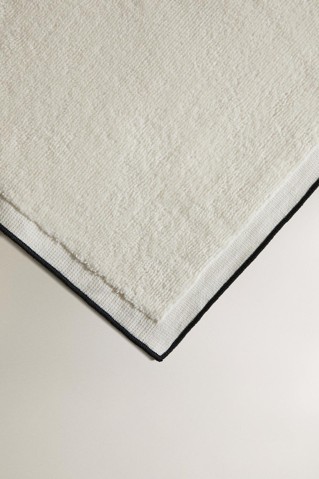 Банные полотенца из велюра с контрастной отделкой