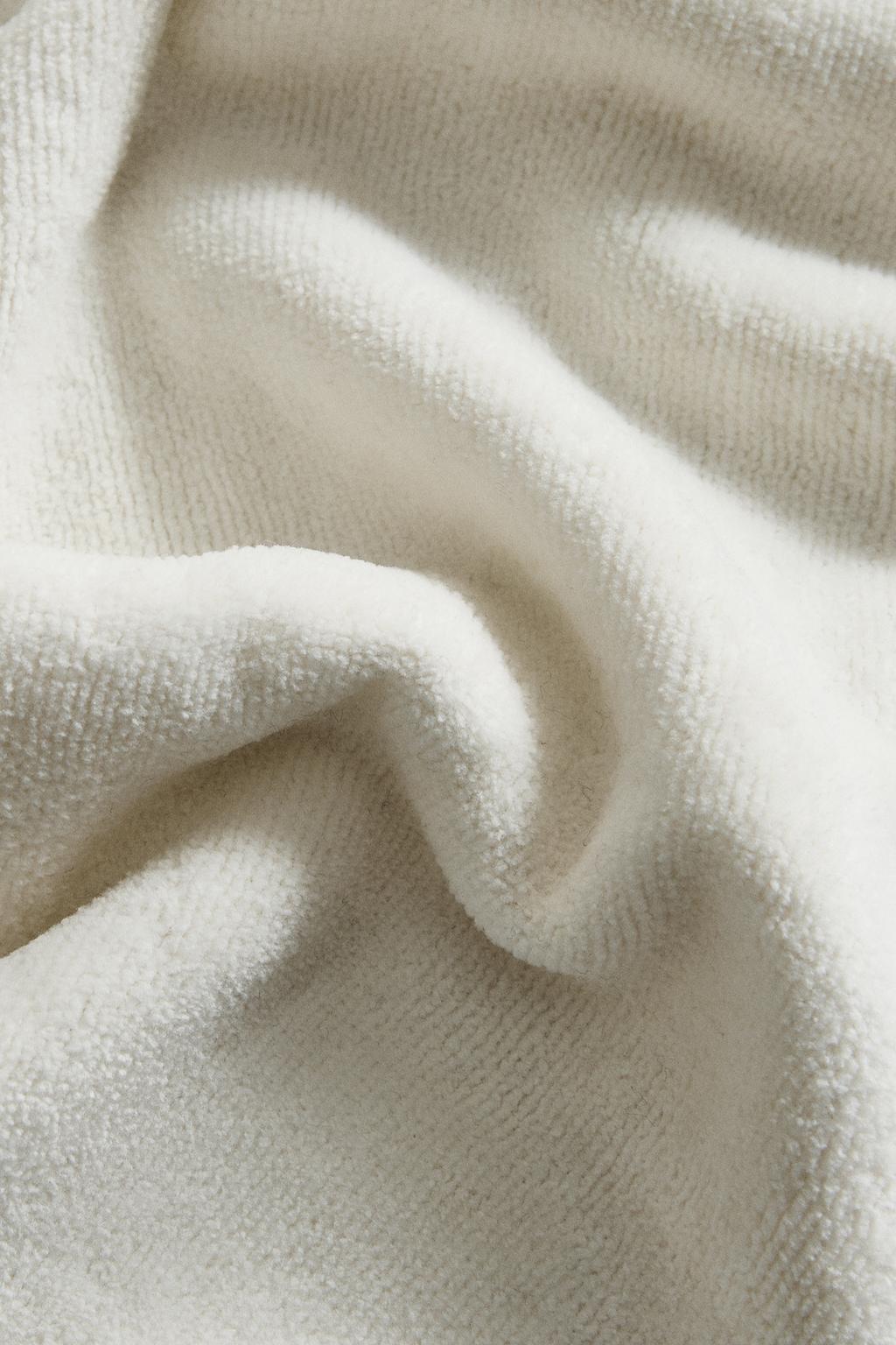 Банные полотенца из велюра с контрастной отделкой