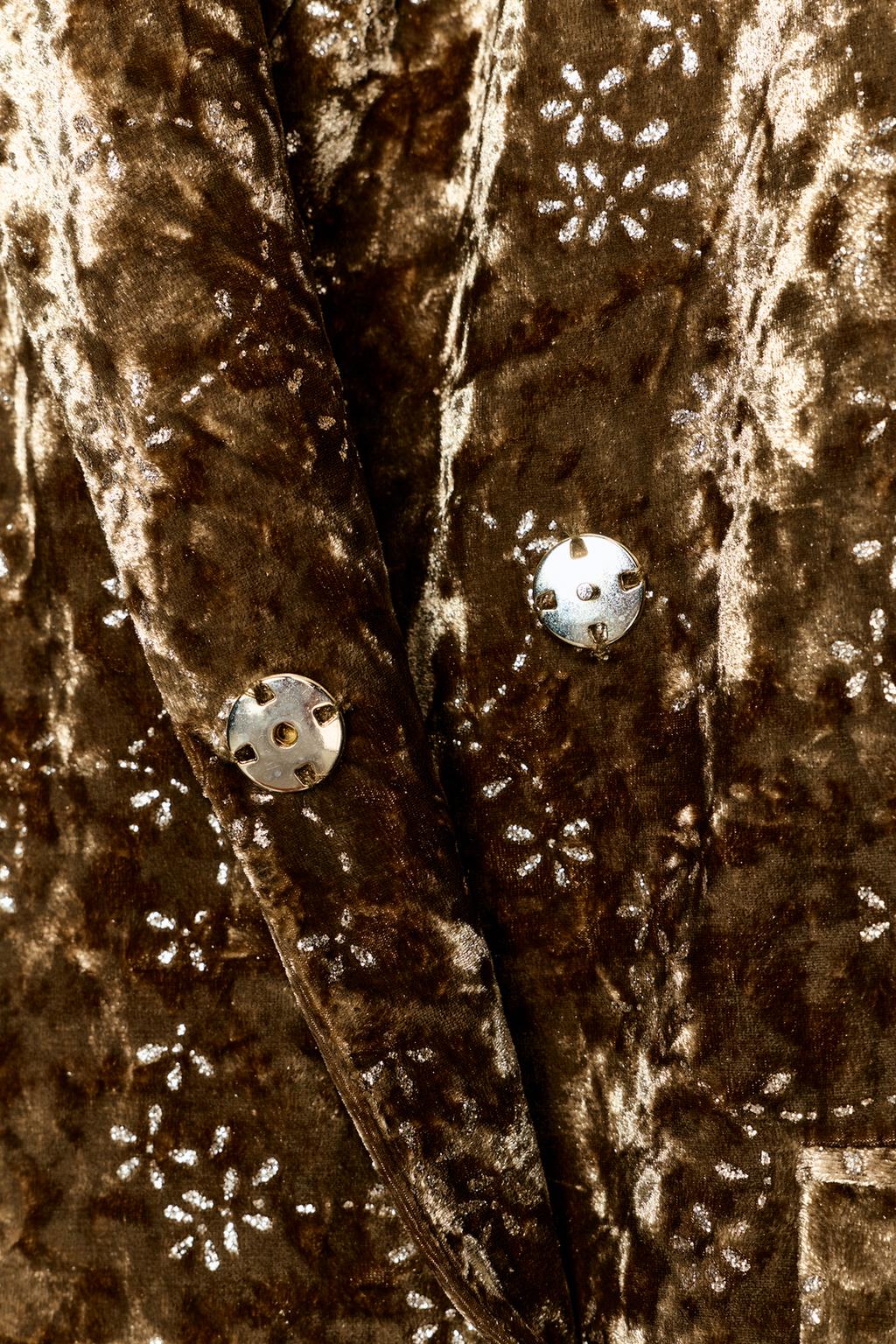 БЛЕЙЗЕР ИЗ БАРХАТА С МЕТАЛЛИЗИРОВАННОЙ НИТЬЮ И ПОЯСОМ