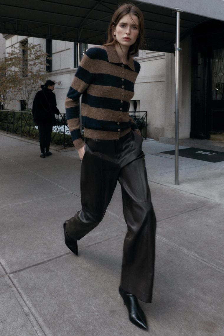 Поло с вертикальными полосками