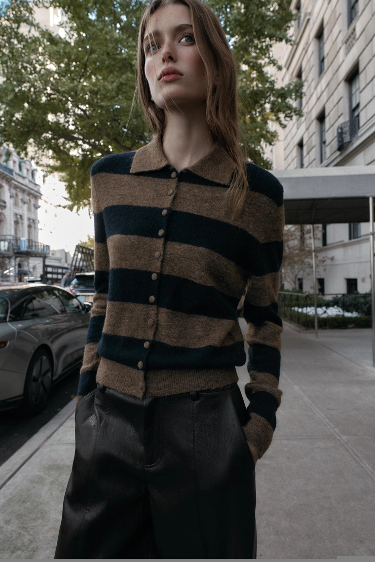 Поло с вертикальными полосками