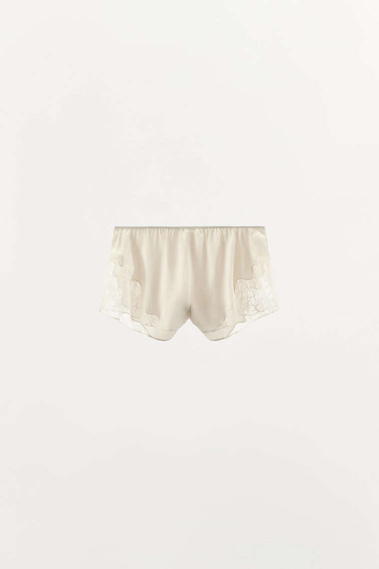Шорты из атласа с кружевными оборками