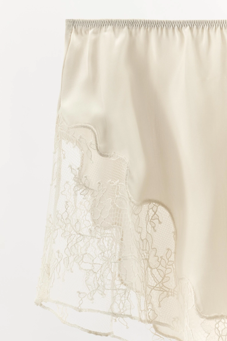 Шорты из атласа с кружевными оборками