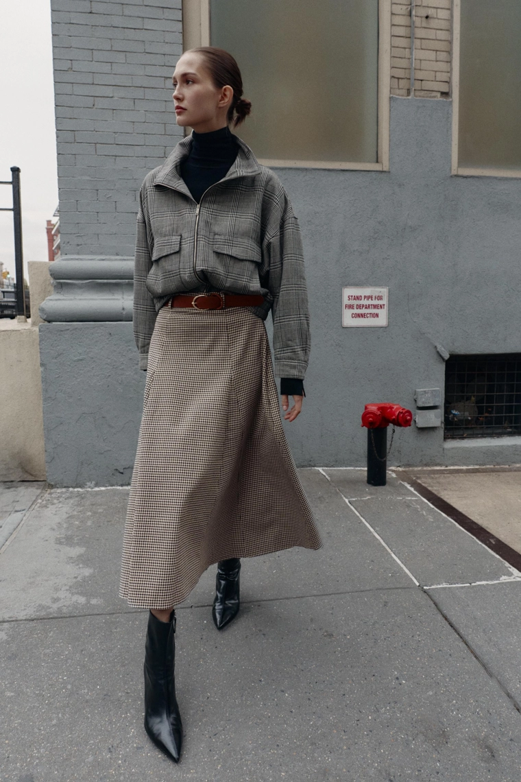 Юбка-плащ с поясом и оборкой в области колена