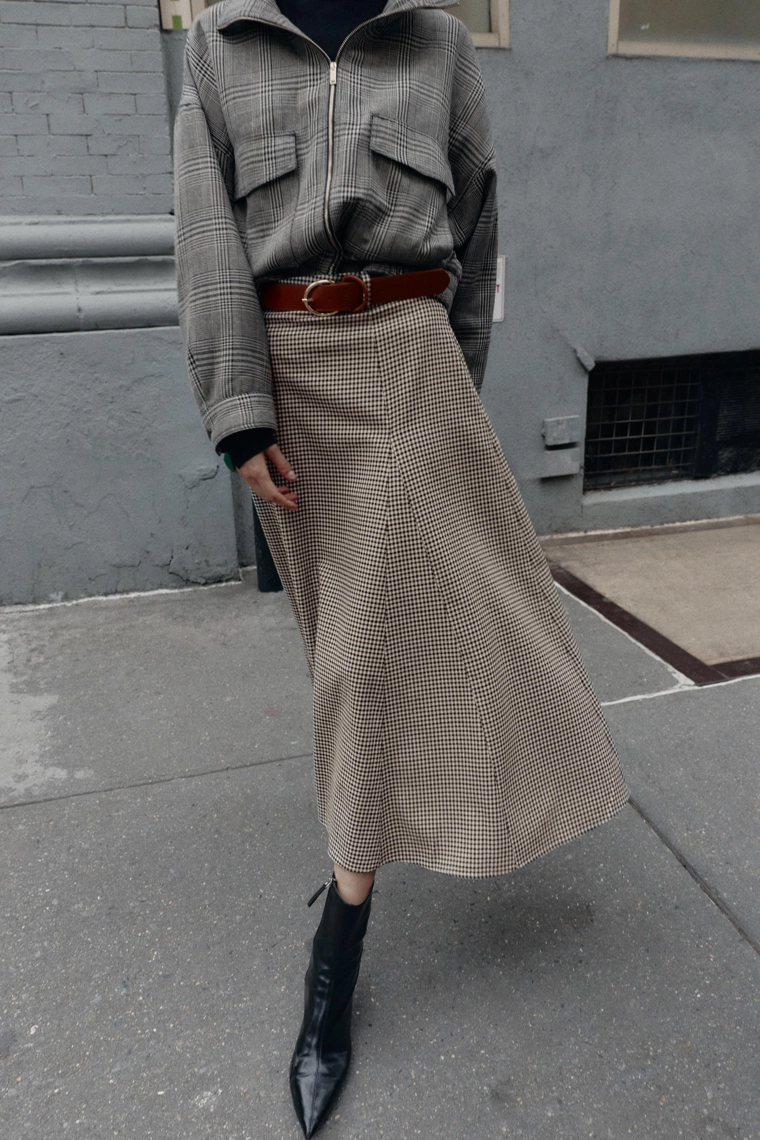 Юбка-плащ с поясом и оборкой в области колена