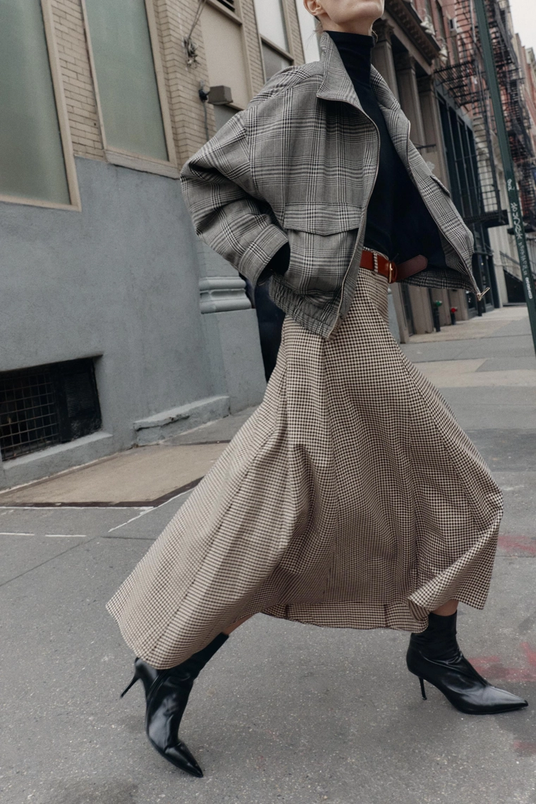 Юбка-плащ с поясом и оборкой в области колена