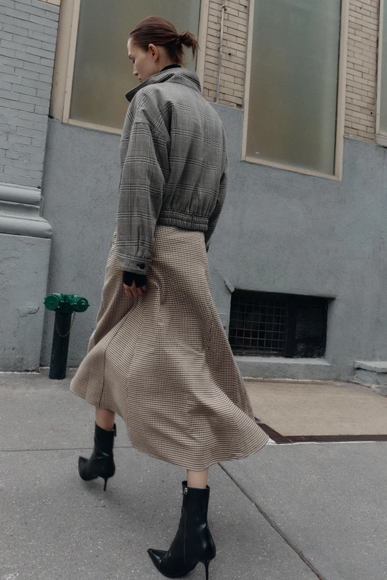 Юбка-плащ с поясом и оборкой в области колена