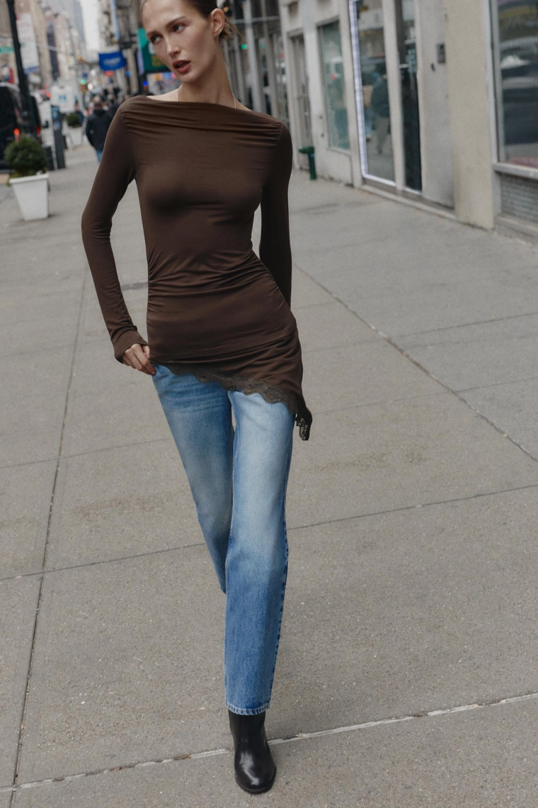 Футболка с асимметричным кружевным подолом