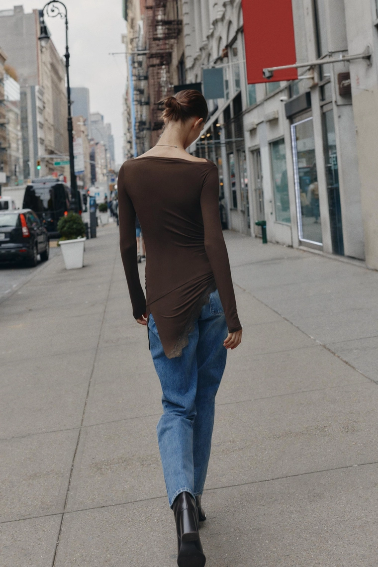 Футболка с асимметричным кружевным подолом