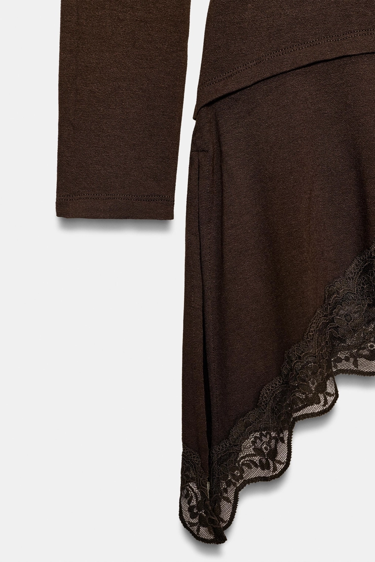 Футболка с асимметричным кружевным подолом