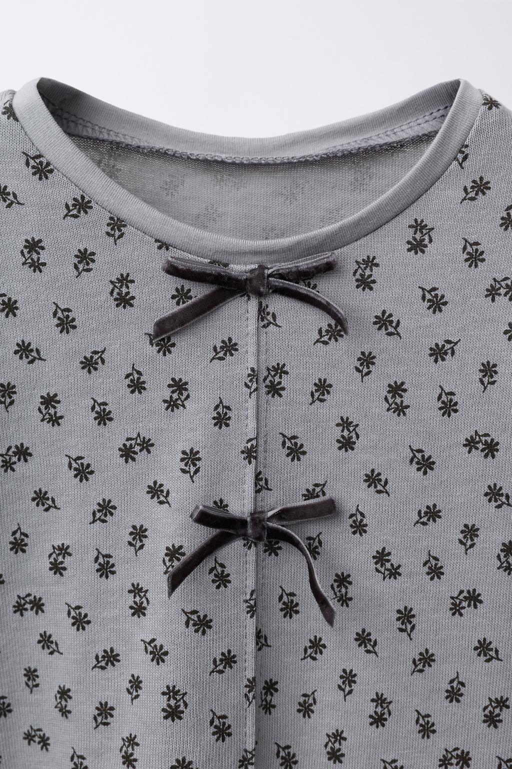 ФУТБОЛКА С ЦВЕТОЧНЫМ ПРИНТОМ И БАРХАТНЫМ БАНТОМ