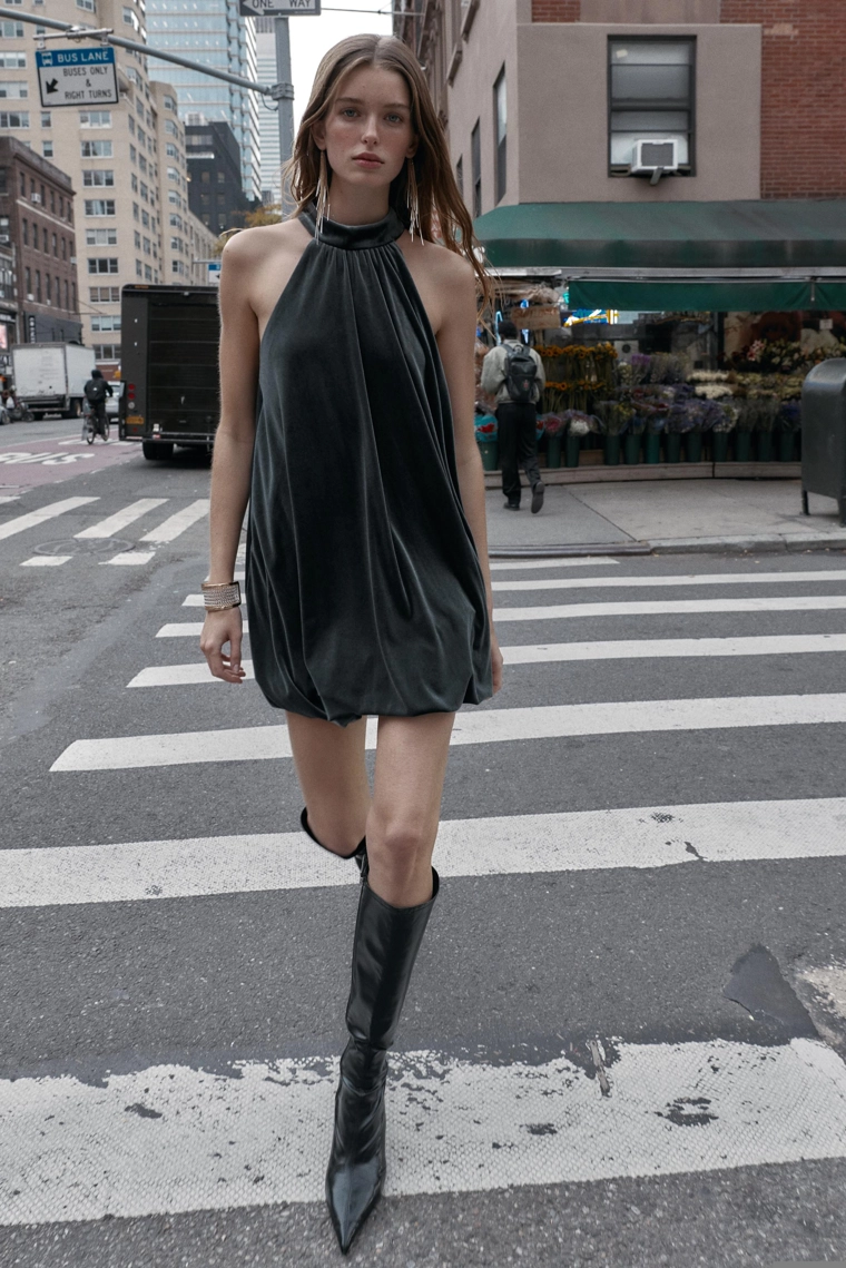 Платье-бандо из вельвета с объемным подолом