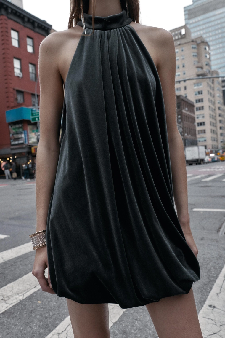 Платье-бандо из вельвета с объемным подолом