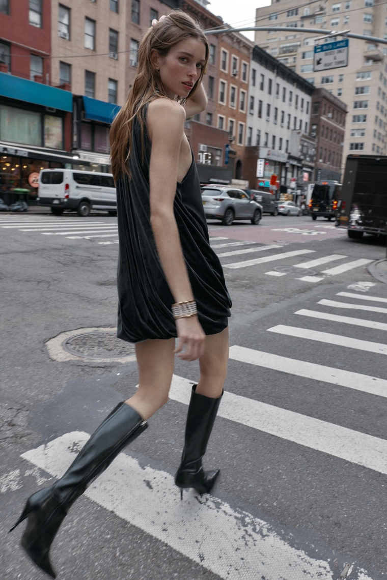 Платье-бандо из вельвета с объемным подолом