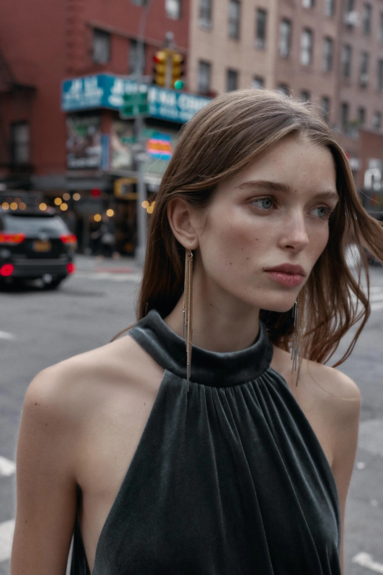 Платье-бандо из вельвета с объемным подолом