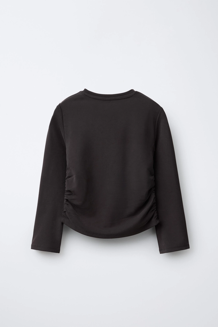 СПОРТИВНЫЙ ЛОНГСЛИВ СО СБОРКАМИ