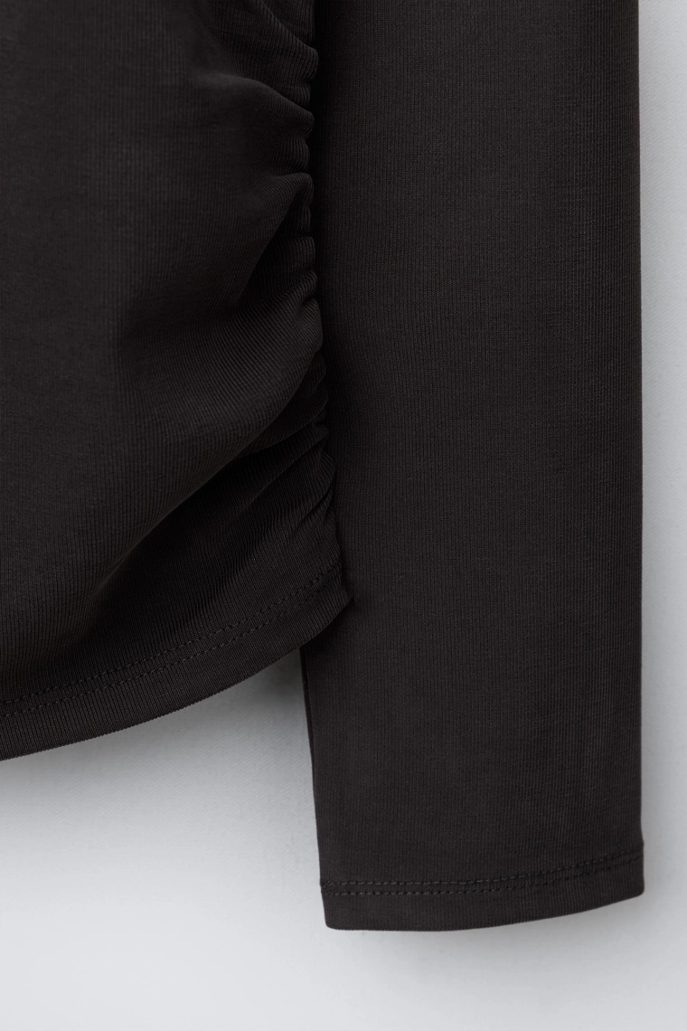 СПОРТИВНЫЙ ЛОНГСЛИВ СО СБОРКАМИ