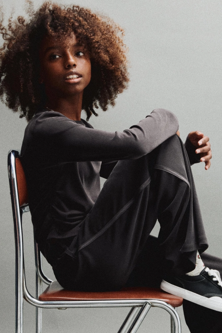 СПОРТИВНЫЙ ЛОНГСЛИВ СО СБОРКАМИ