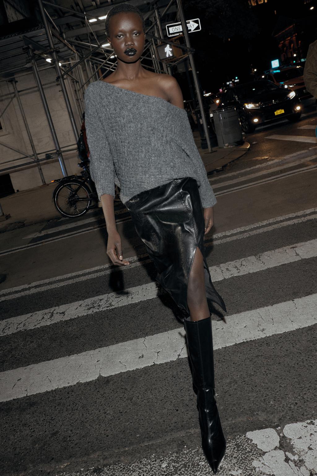 СВИТЕР АСИММЕТРИЧНОГО КРОЯ С РЕЛЬЕФНЫМИ ДЕТАЛЯМИ