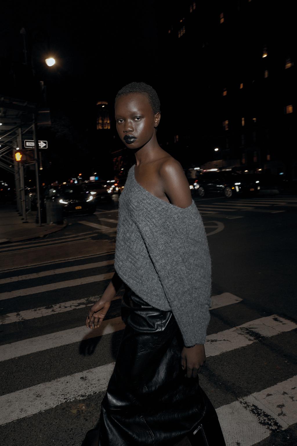 СВИТЕР АСИММЕТРИЧНОГО КРОЯ С РЕЛЬЕФНЫМИ ДЕТАЛЯМИ