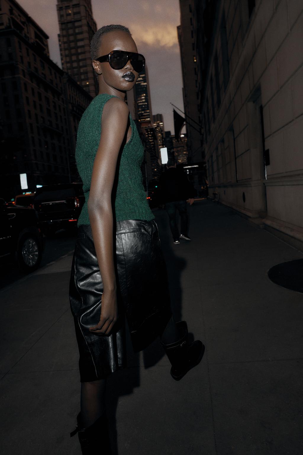 АСИММЕТРИЧНЫЙ СВИТЕР С РЕЛЬЕФНЫМ УЗОРОМ