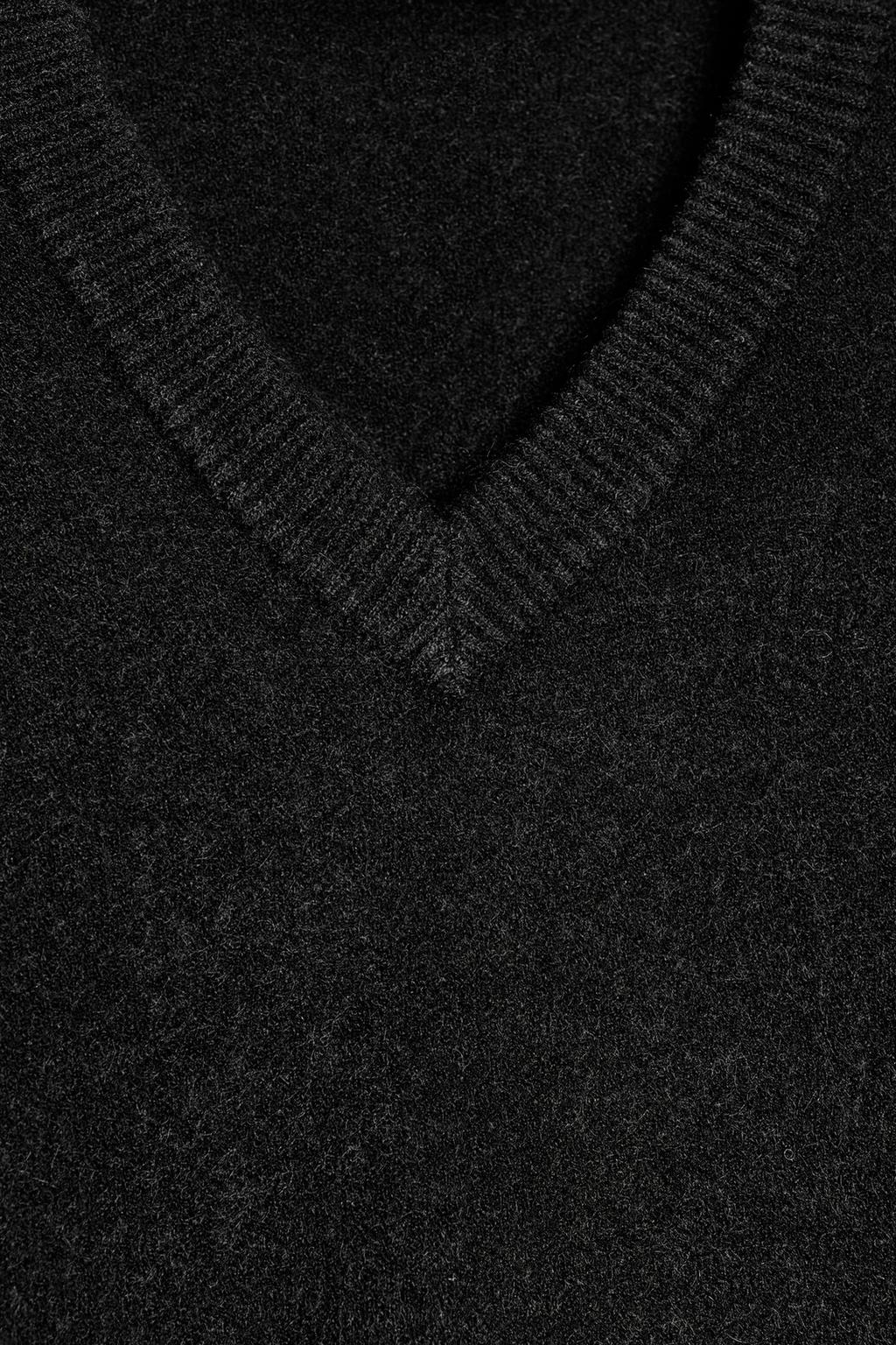 ОДНОТОННЫЙ ТРИКОТАЖНЫЙ СВИТЕР С V-ОБРАЗНЫМ ВЫРЕЗОМ