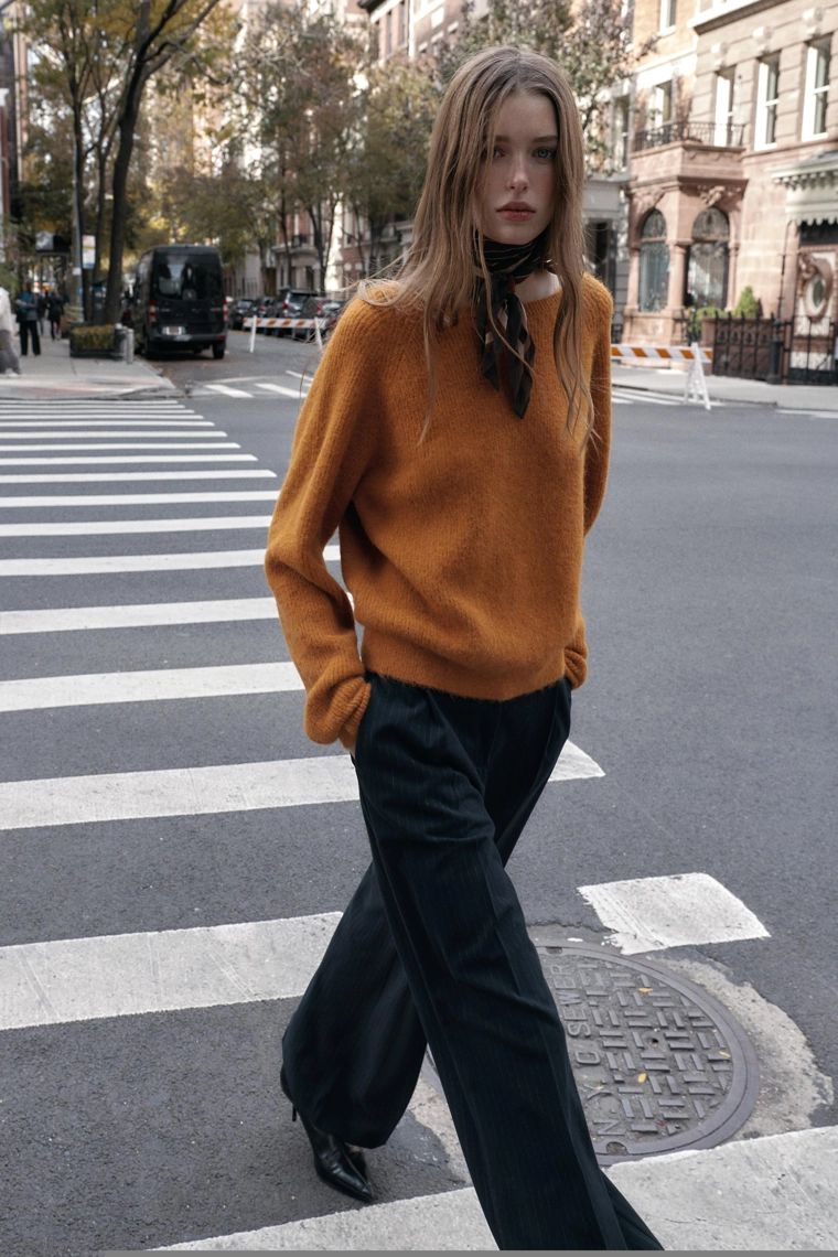 Трикотажный свитер с завязкой на спине