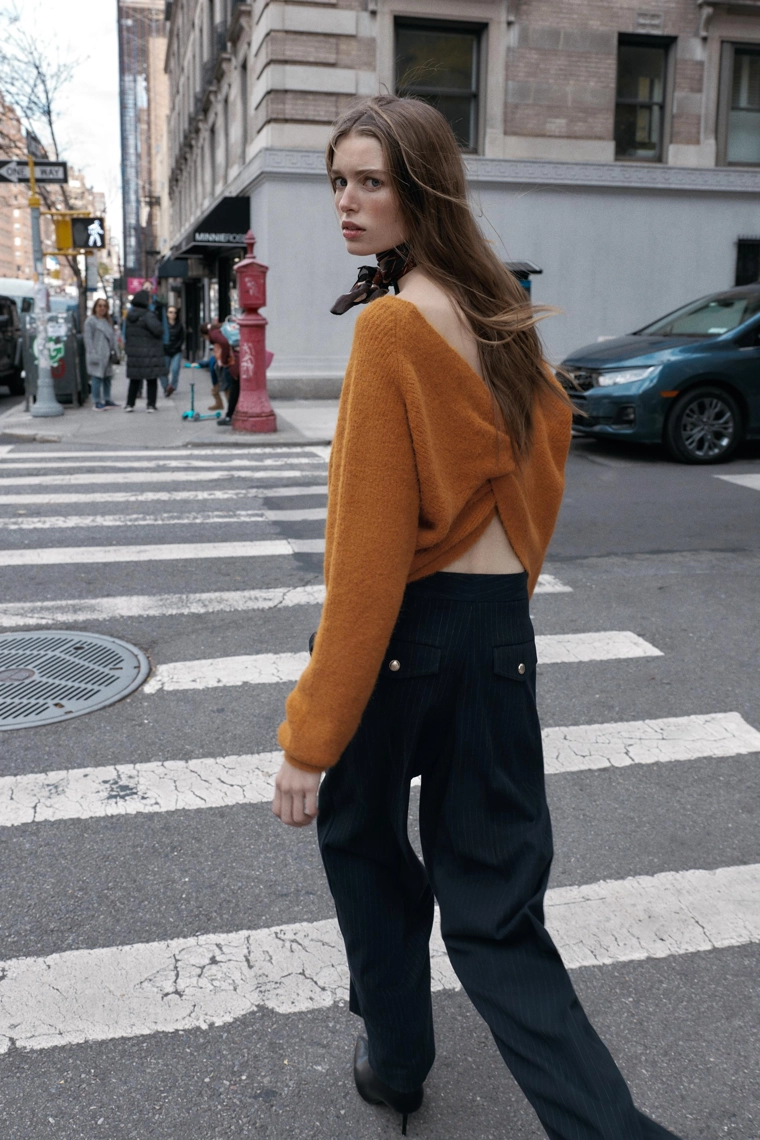 Трикотажный свитер с завязкой на спине