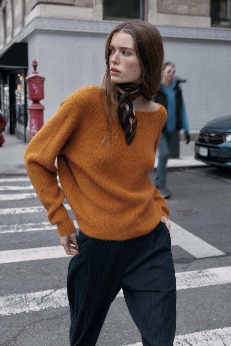 Трикотажный свитер с завязкой на спине